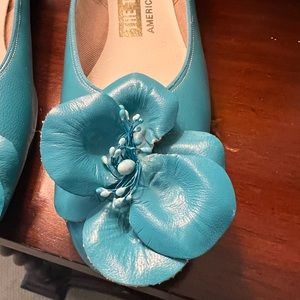 Vintage 70s Tog Shop “flower fancy” flats 8 1/2 M Blue